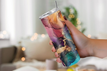 Preview: Thermobecher mit dynamischem Farbenspiel – Luxuriös & modern (590ml) Preview: Ein Thermobecher mit einem faszinierenden, abstrakten Design in lebhaften Farben wie Lila, Rot, Türkis und Gold, stilvoll in einer Hand gehalten, vor einem gemütlichen, unscharfen Hintergrund mit warmen Lichtakzenten.